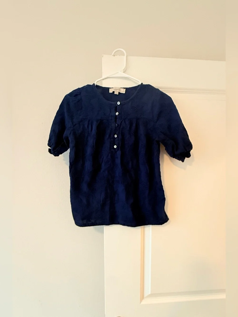 🔥🚨 FLASH SALE! $10 ONLY 🚨🔥 LOFT Navy Blue Eyelet Puff Sleeve Henley Blouse XSP❤️